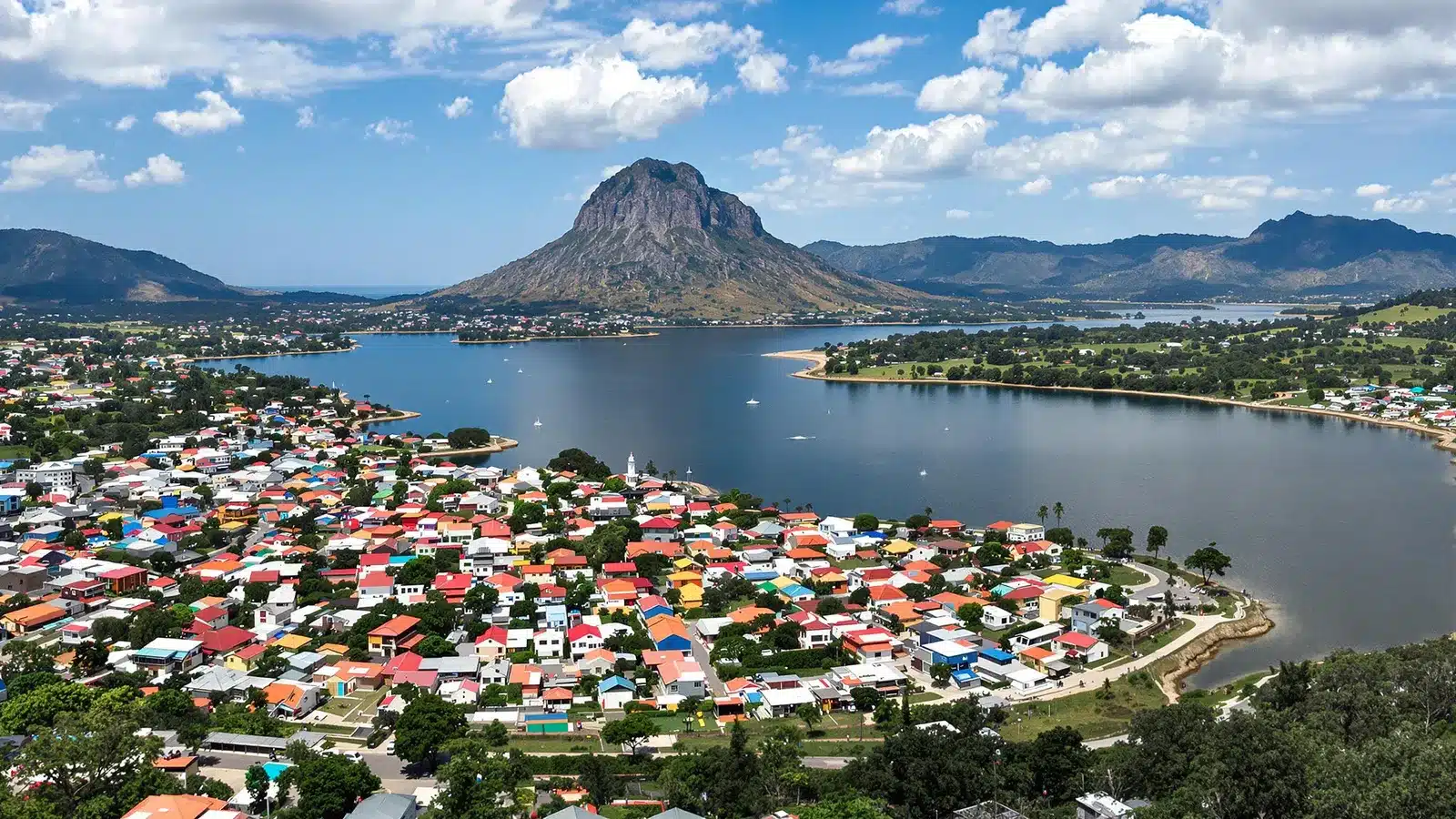 vue sur le village coloré de guatape