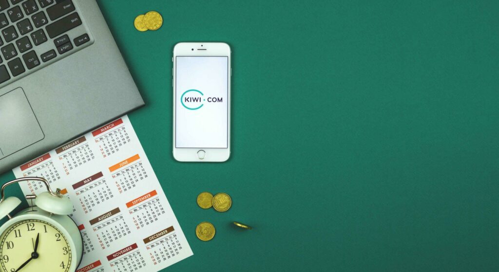 Le comparateur de voyaage kiwi. com est ouvert sur l'écran d'un smatphone