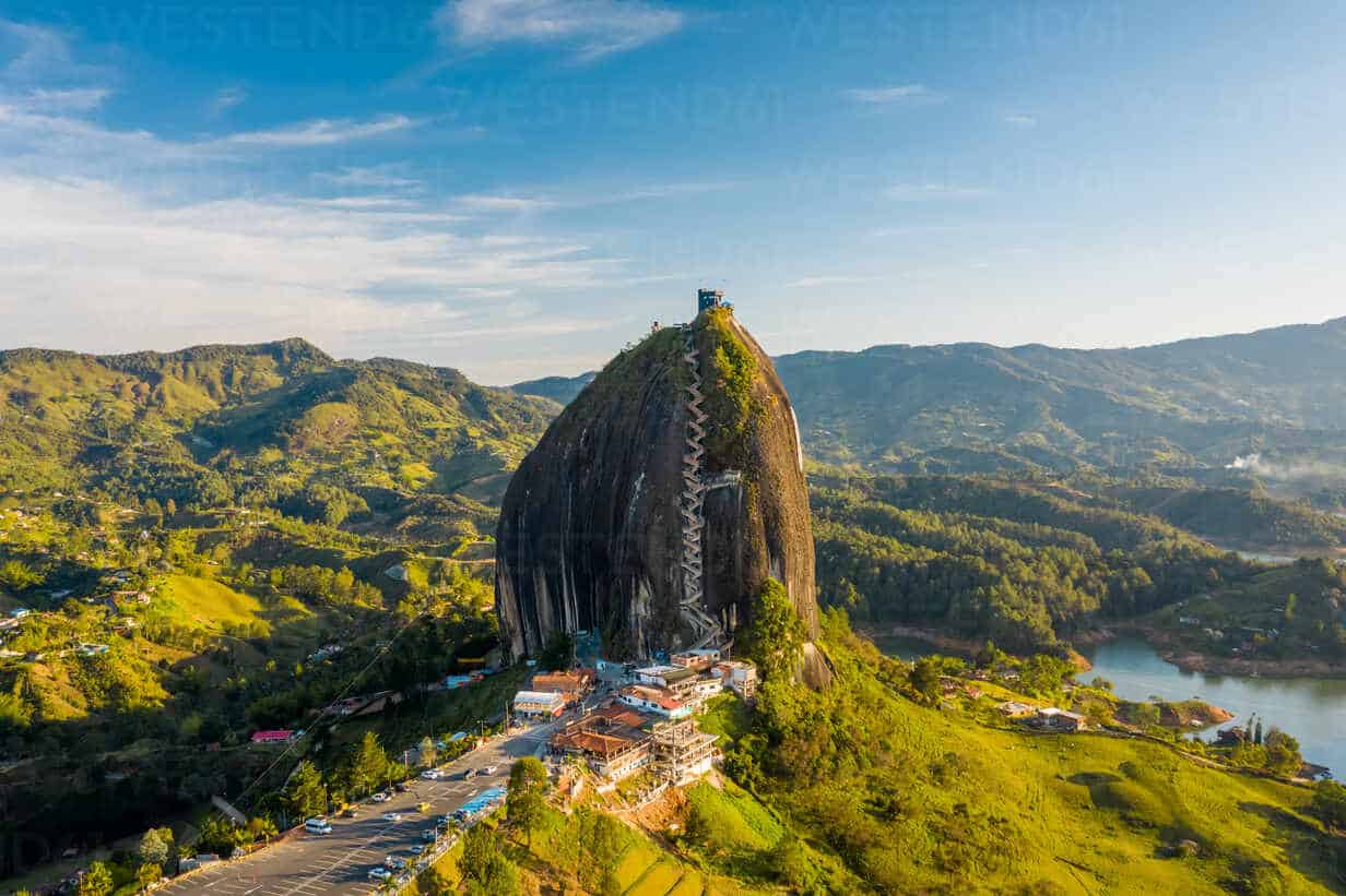 You are currently viewing Guatape, Colombie : Guide complet du village coloré et de la Piedra del Peñol