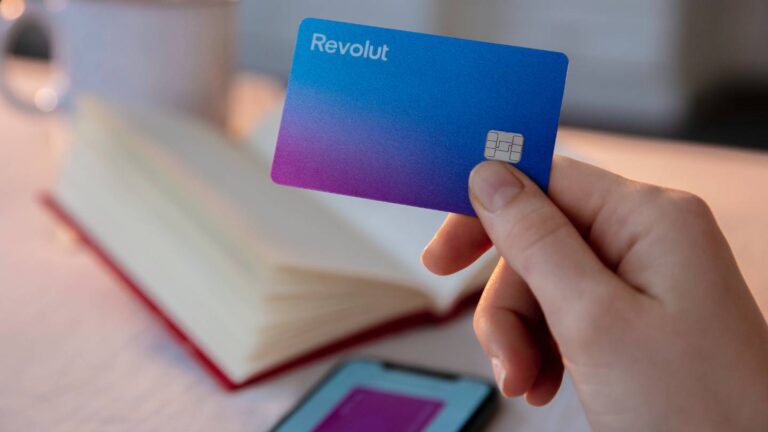 Lire la suite à propos de l’article Revolut voyage : La carte bancaire indispensable pour vos voyages à l’étranger