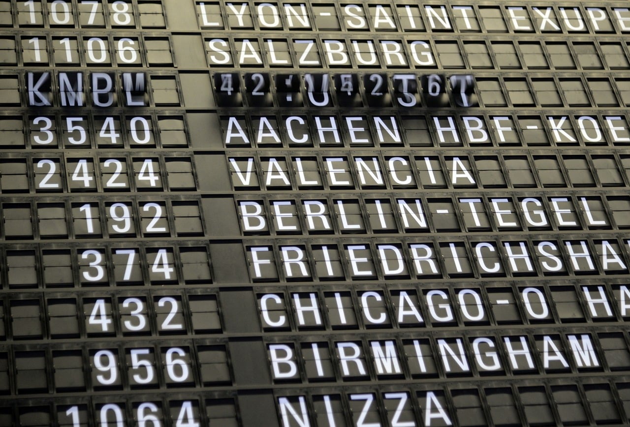 Les horaires des vols pour plusieurs destinations dans un aéroport 