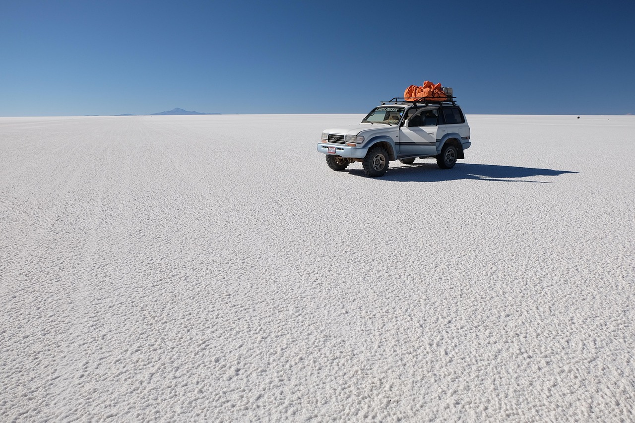 un 4x4 dans le salar d'uyuni
