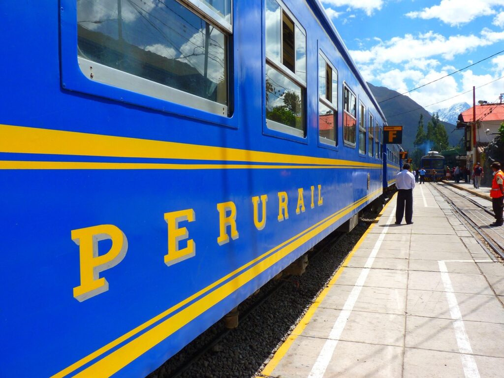 au premier plan un train de la compagnie perurail