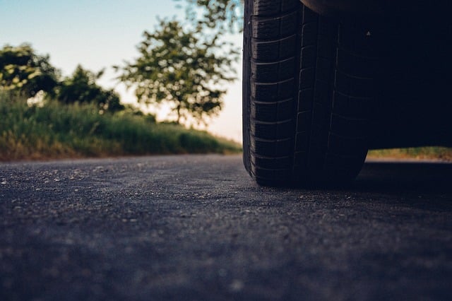 un pneu de voiture sur la route pendant un road trip