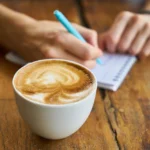 Hojicha latte : thé grillé, alternative au café