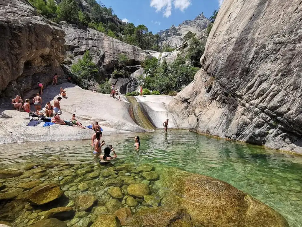 es-cascades-et-les-piscines-aux-eaux-turquoises-de-purcaraccia