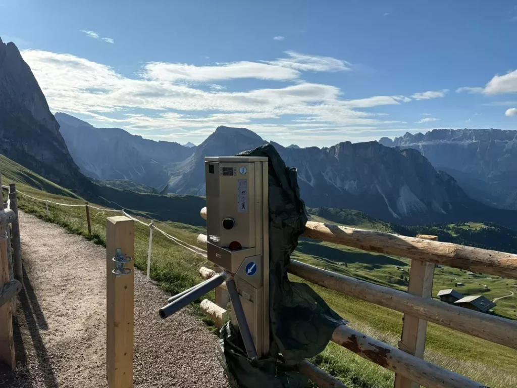dolomites-agriculteurs-peage-surtourisme