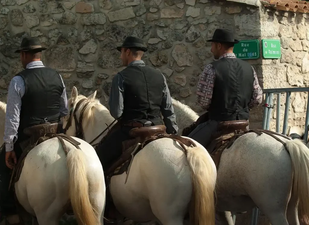 les gardiens de la camargue à cheval