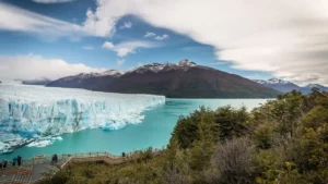 Lire la suite à propos de l’article Perito Moreno : Face à Face avec la Majesté Glaciaire de Patagonie