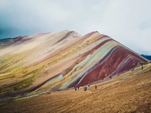 Lire la suite à propos de l’article Rainbow Mountain Pérou : Guide Complet 2025 pour Visiter Vinicunca