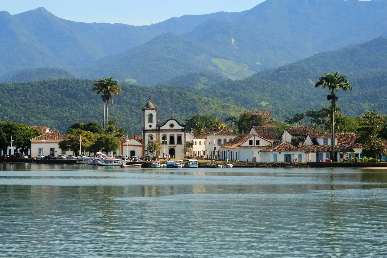 You are currently viewing Paraty : Voyage dans le Temps au Cœur du Brésil Colonial