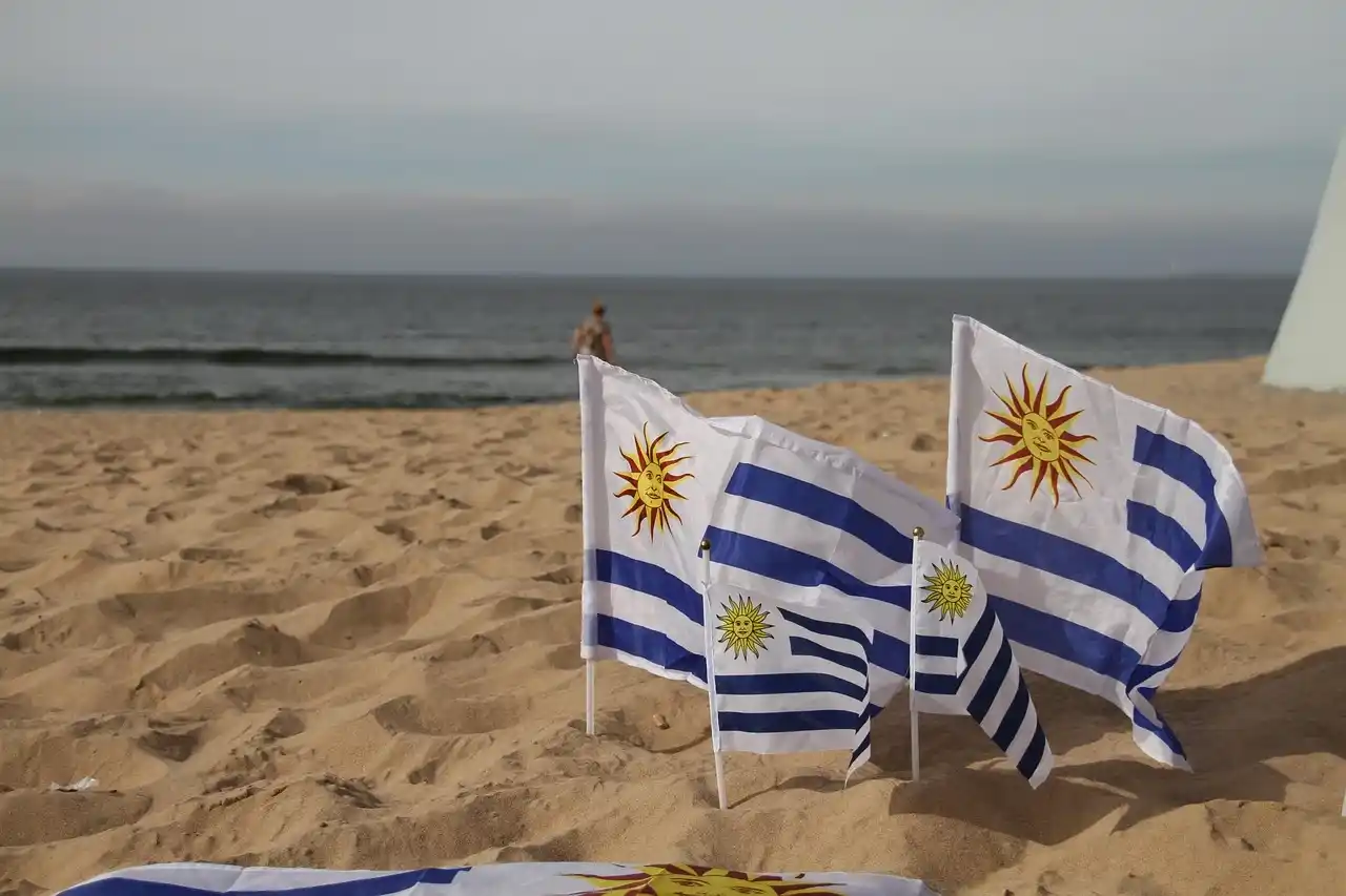 You are currently viewing Uruguay : Guide Complet du Pays du Drapeau au Soleil de Mai