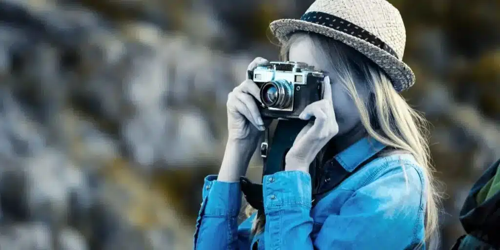 une voyageuse prend des photos pendant son voyage en bretagne