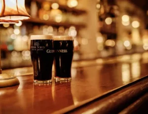 Lire la suite à propos de l’article Guinness à Dublin : Le Guide Ultime pour Découvrir l’Icône de l’Irlande en 2025