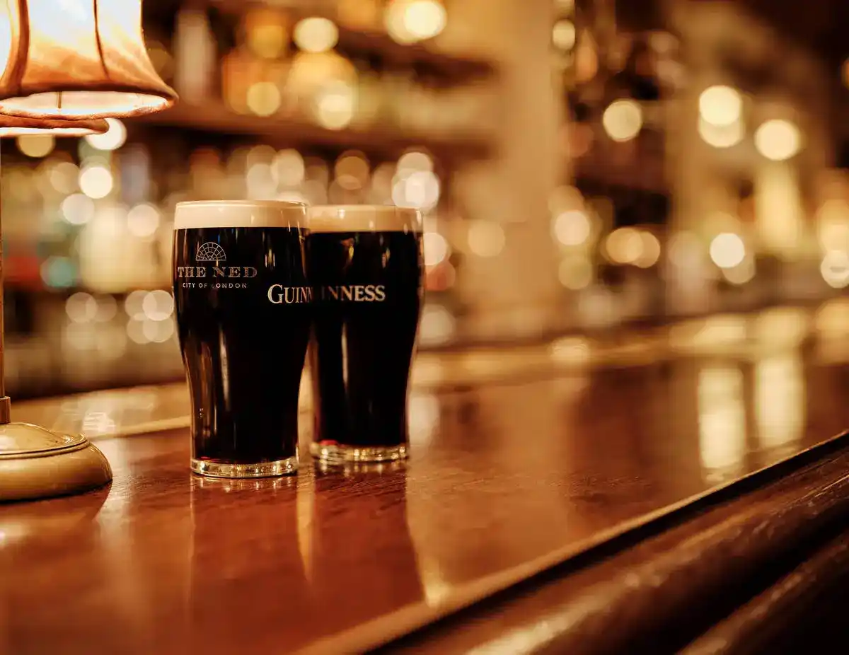 You are currently viewing Guinness à Dublin : Le Guide Ultime pour Découvrir l’Icône de l’Irlande en 2025