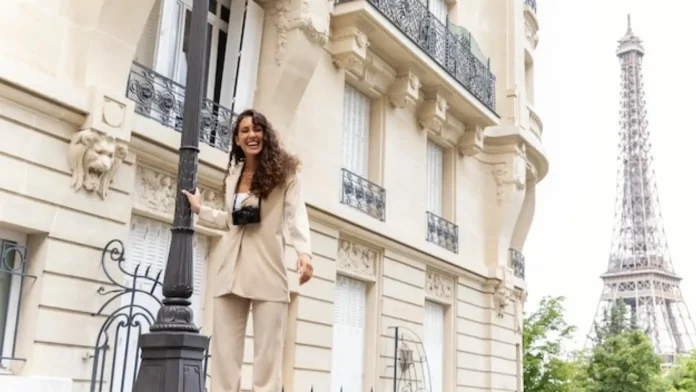 1ed15f34ae90688eda4e691315d8003b_11zon Une touriste à paris avec un appareil photo autour du cou