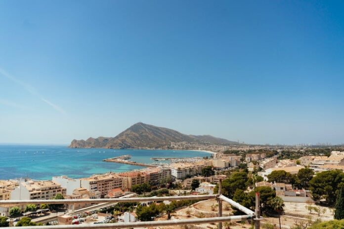 pexels-ronyescobarhn-2154459403-34975879 Vue sur toute la ville de roses en espagne