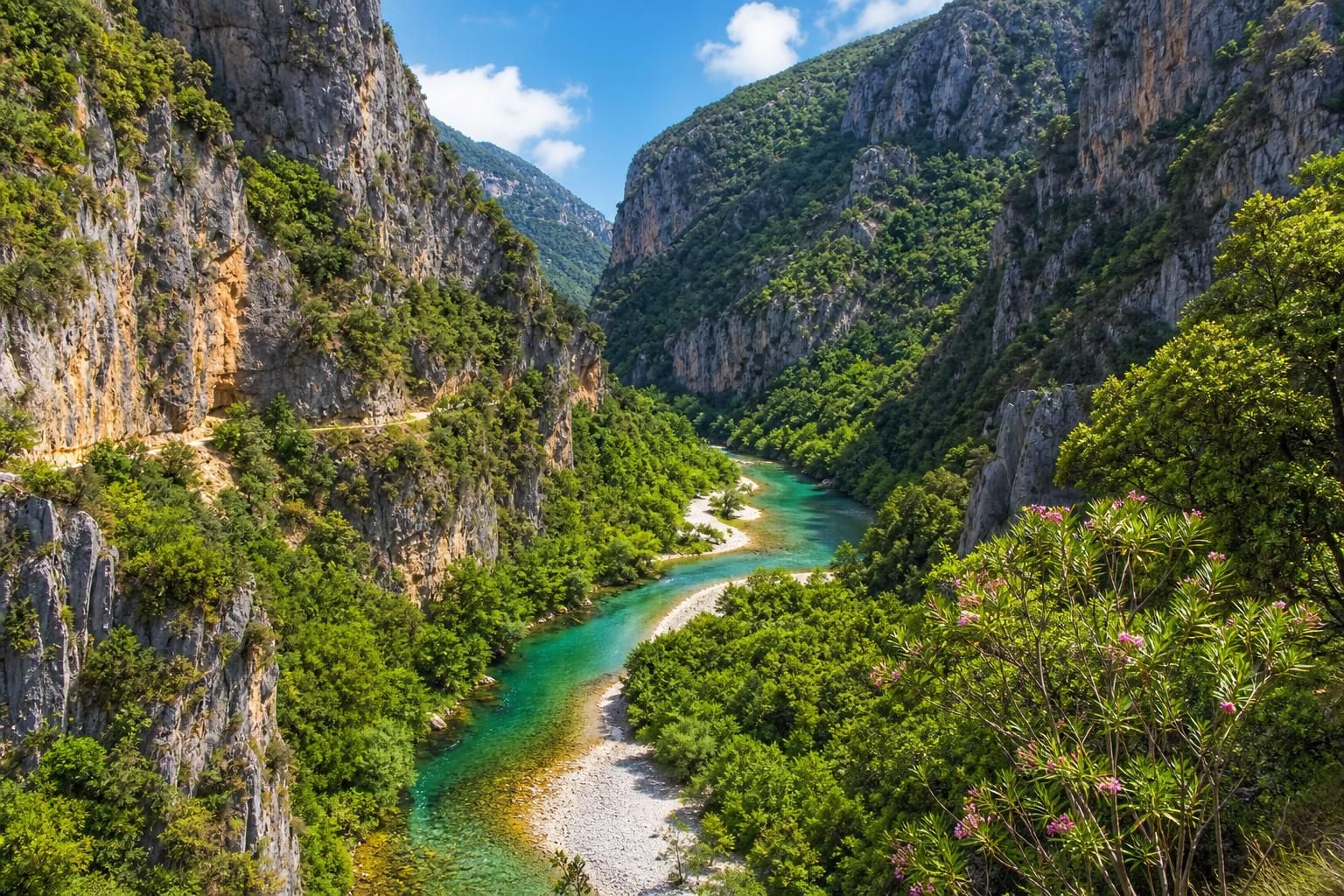 découvrez les gorges du lousios en grèce, un sanctuaire sauvage au cœur d'une nature mythologique où paysages majestueux et patrimoine historique se rencontrent.