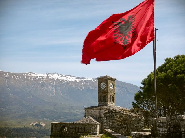 Prendre l'avion jusqu'en albanie