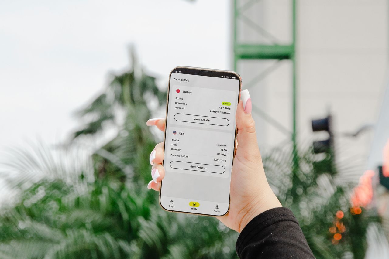 une personne qui est en train d'utiliser une esim saily