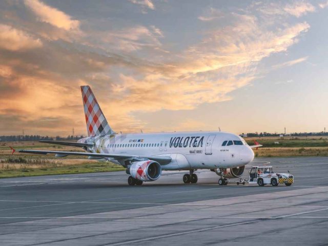 photo d'un avion volotea sur le tarmac d'un aeroport