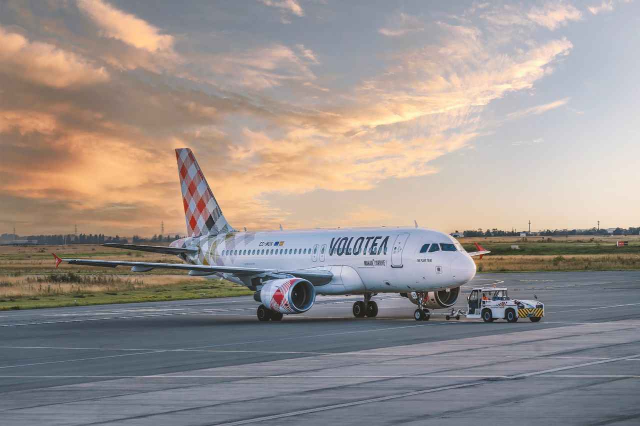 photo d'un avion volotea sur le tarmac d'un aeroport