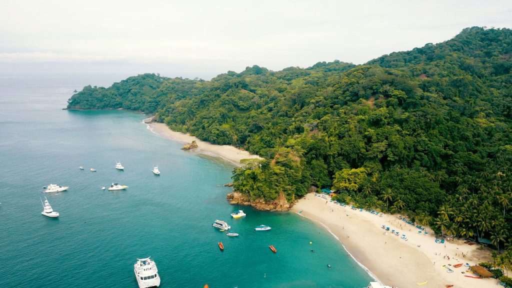 Vue du ciel d'une plage magnifique au costa rica