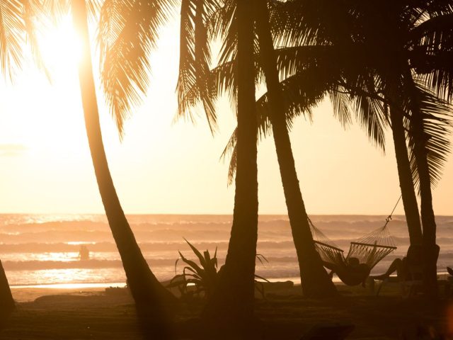 Coucher de soleil sur une plage au costa rica