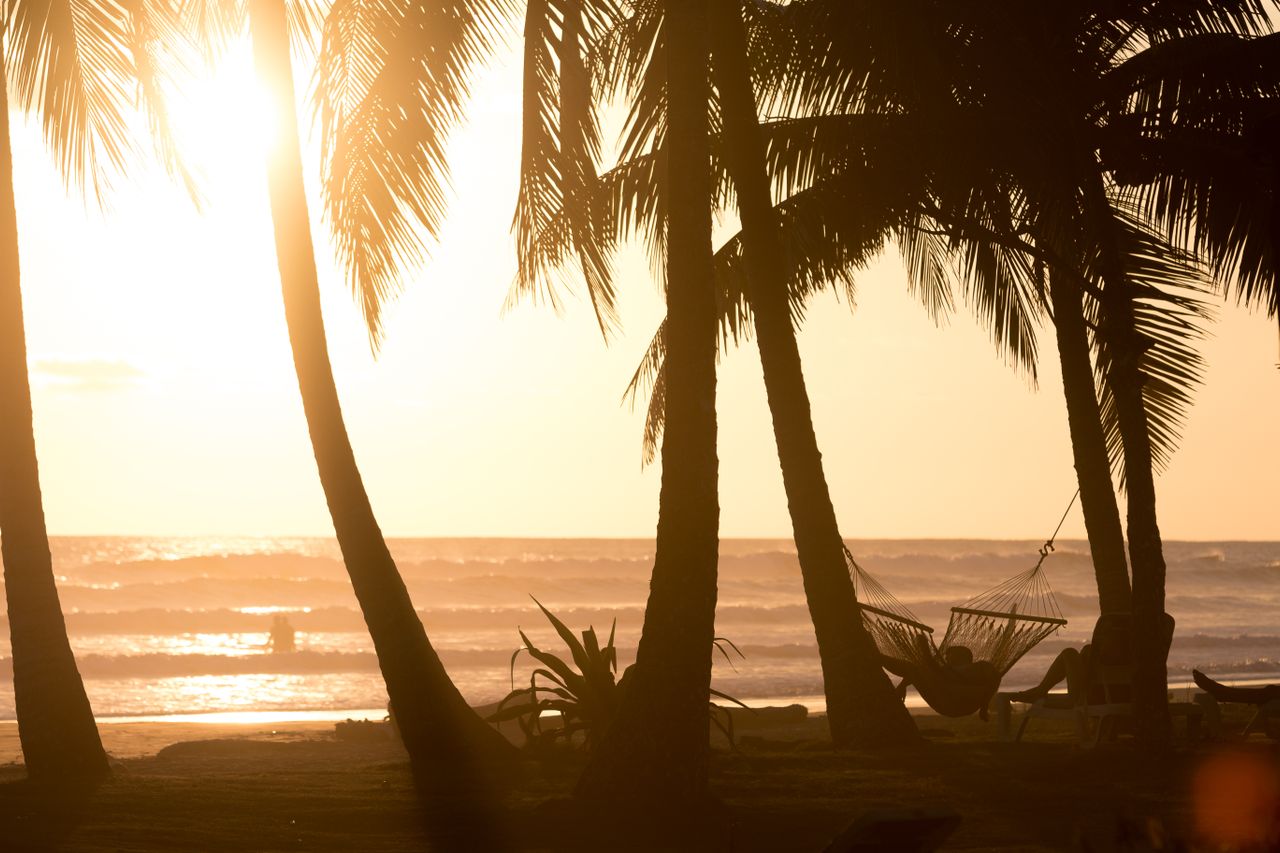 Coucher de soleil sur une plage au costa rica