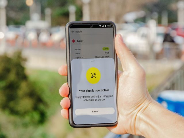 Une personne qui d'activer son esim