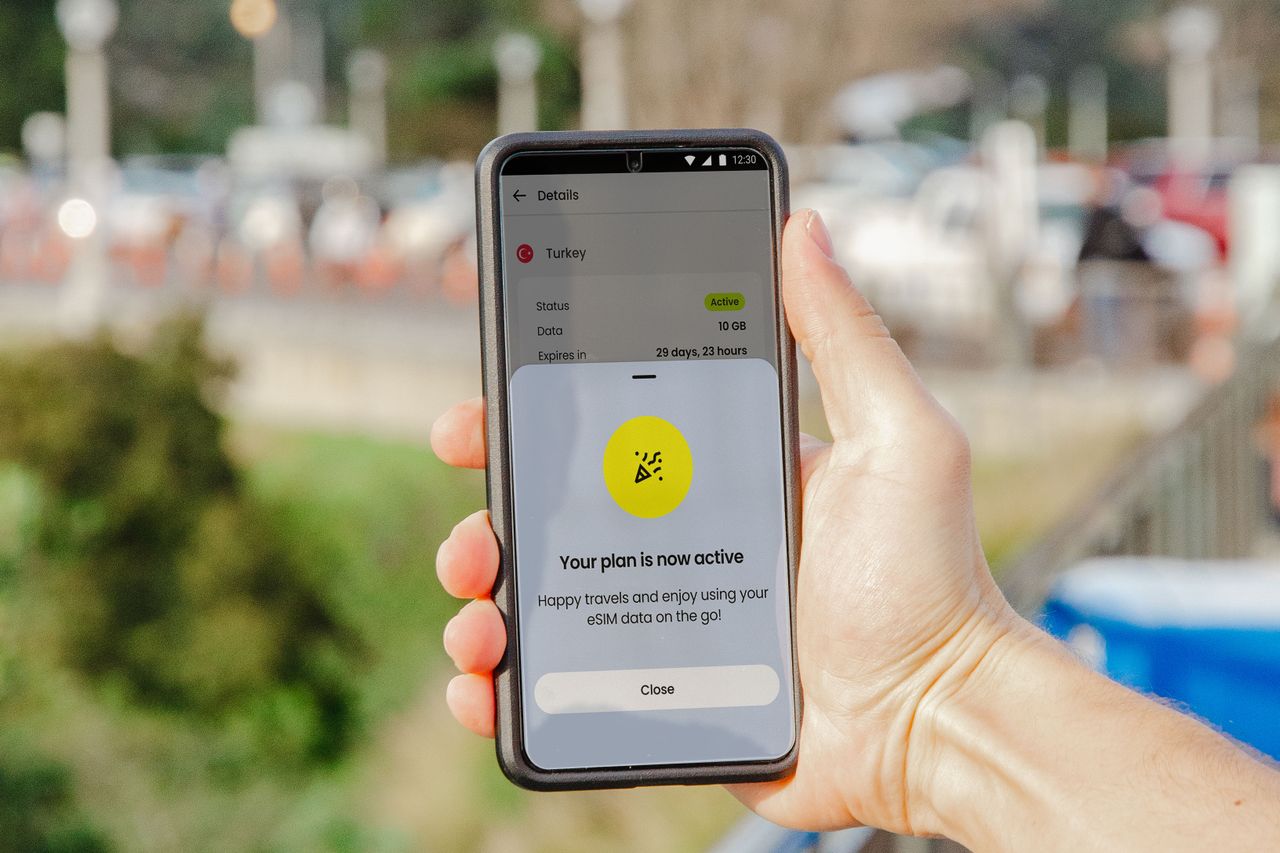 Une personne qui d'activer son esim