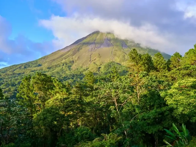 Vue sur le volcan la fortuna au costa rica