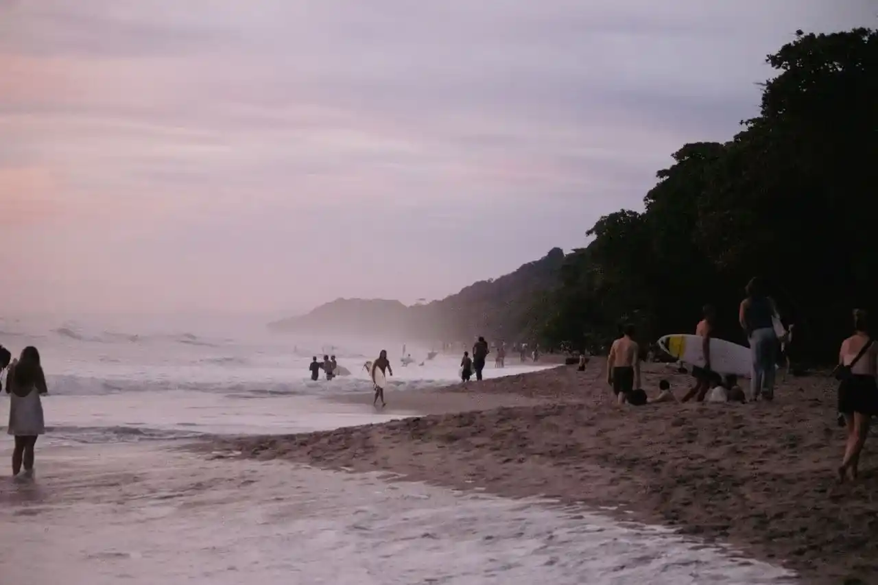 des surfeurs à santa teresa au costa rica