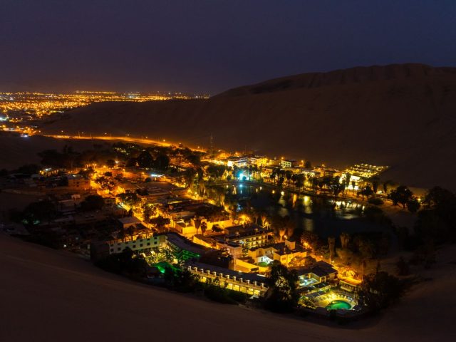 Photo de nuit de l'oasis huacachina dans le désert du pérou