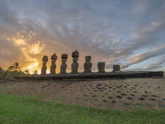 photo des statues de l'iles de paques