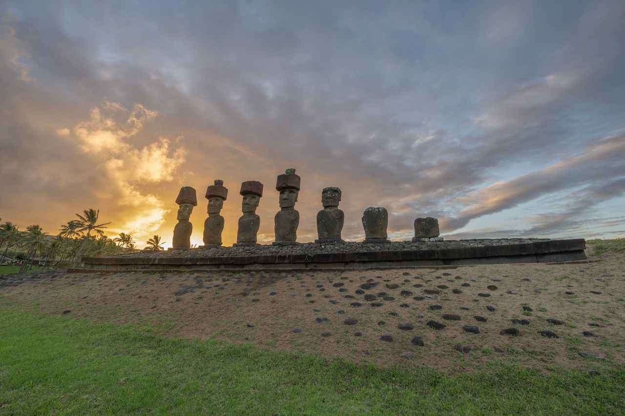 photo des statues de l'iles de paques