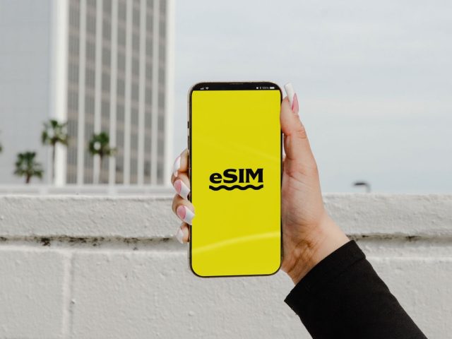un téléphone avec lequel on utilise une esim
