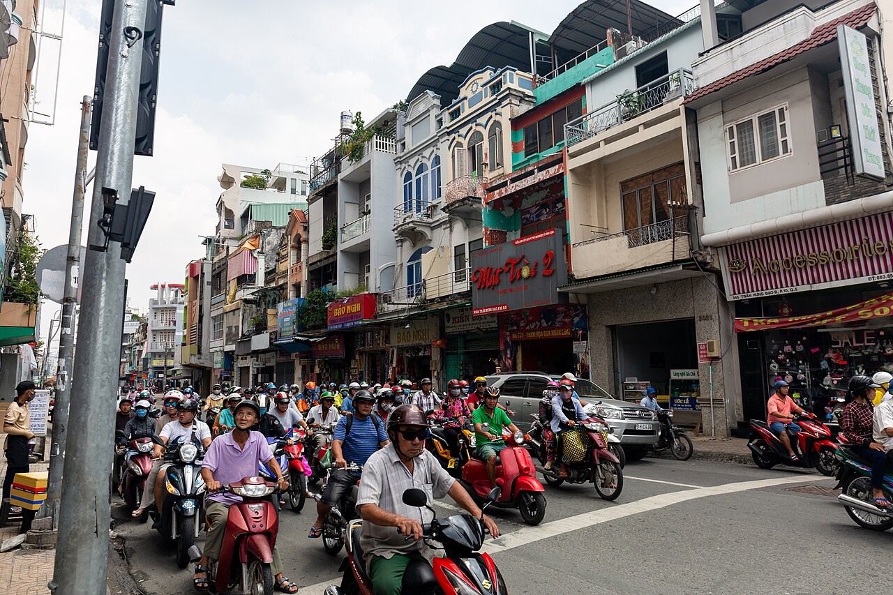File de scooters dans une rue commerçante de Hô Chi Minh-Ville