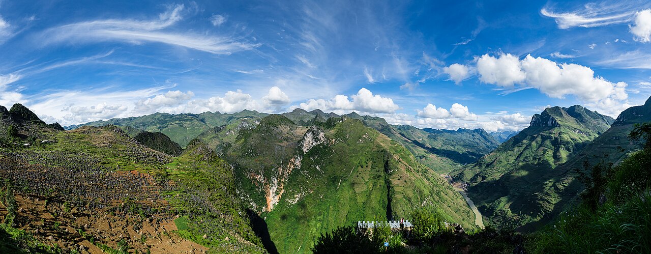 Vallée encaissée et montagnes vertes vues du col de Ma Pi Leng, dans la région de Ha Giang
