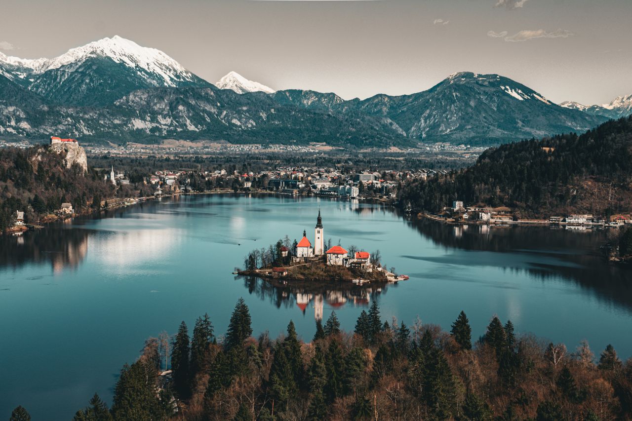 Vue sur le lac de bled en slovenie