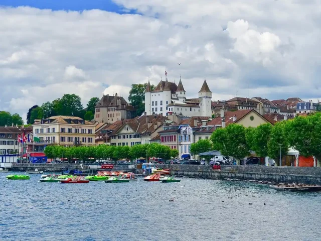 vue du lac sur la ville de nyons