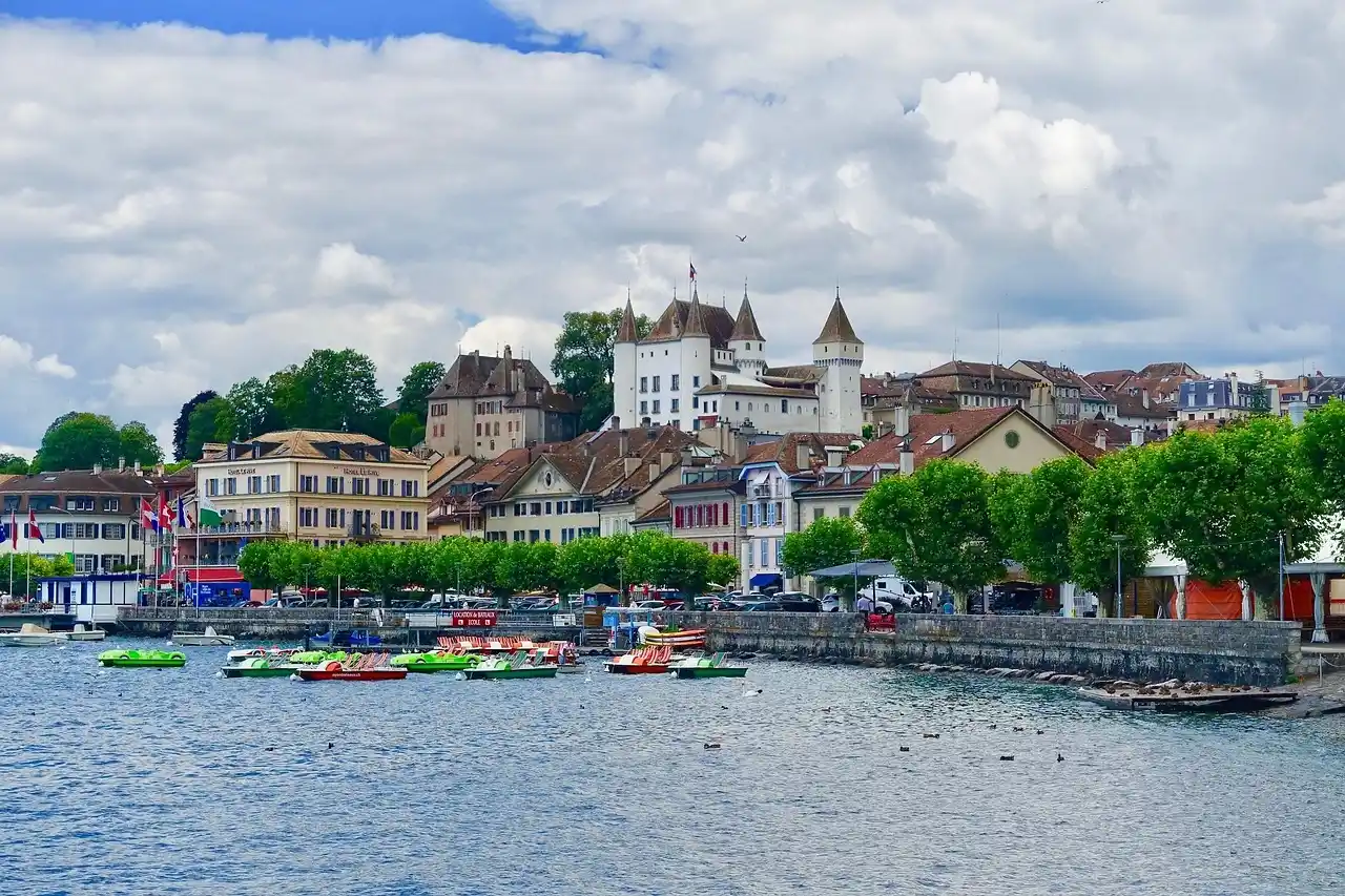 vue du lac sur la ville de nyons